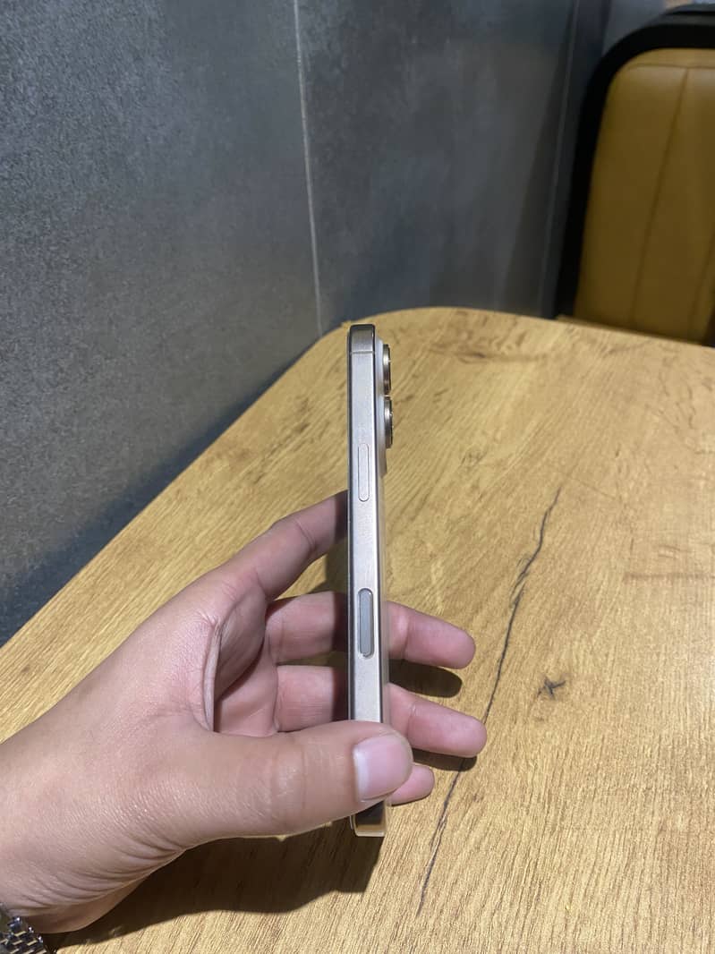 Apple iPhone 16 Pro 4