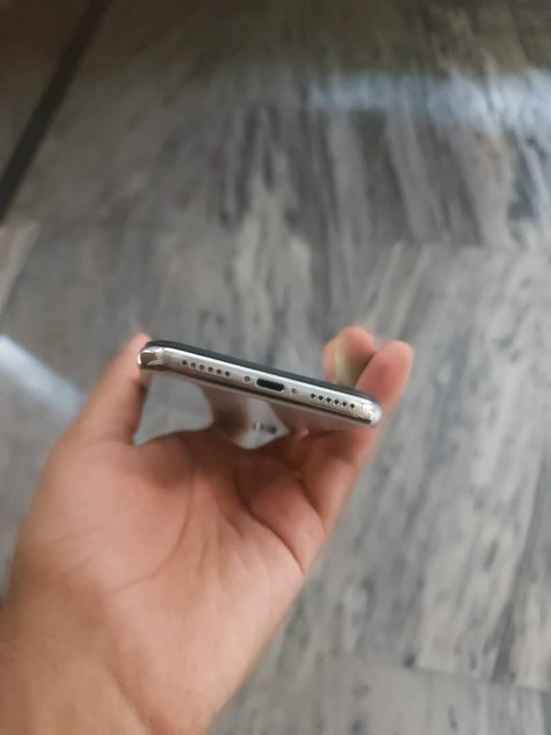 Apple iPhone X 4