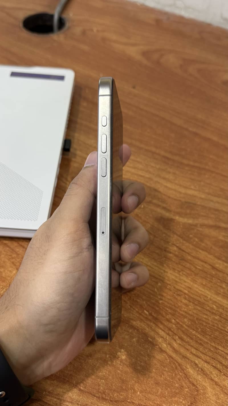 Apple iPhone 15 Pro Max 4