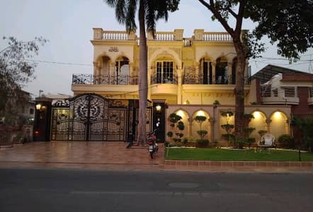 Prime Location Model Town 1 Kanal House Up For sale
