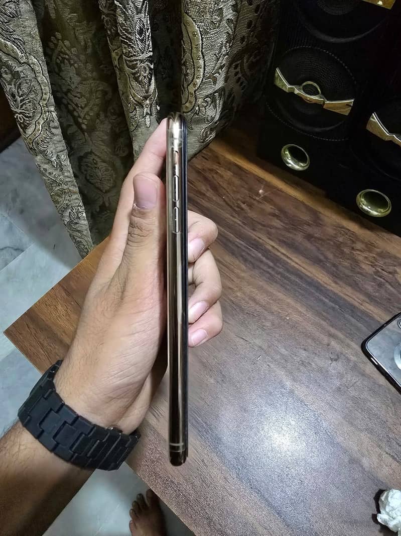Apple iPhone X 4