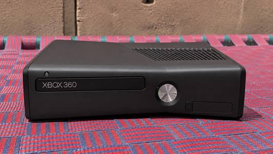 XBOX 360 USED WITH WIRELESS AND ONE WIRED CONTROLLER (J-TAG)