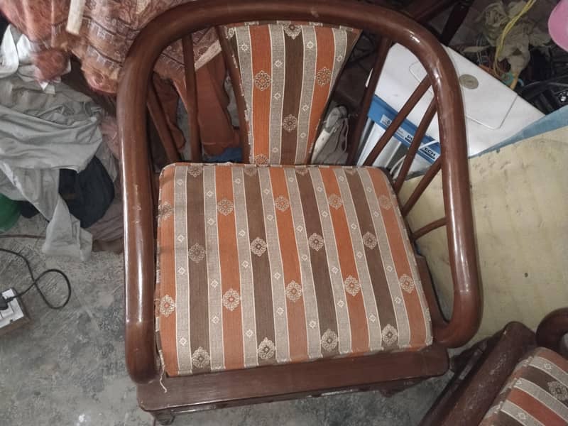 چائنیز صوفہ سیٹ برائے فروخت فائیو  سیٹر ۔ایک بڑی ٹیبل ۔لوکیشن بہاولپور 3