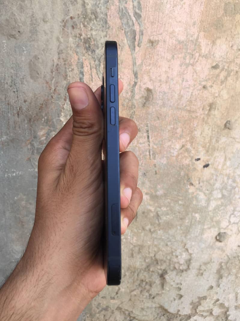 Apple iPhone 12 4