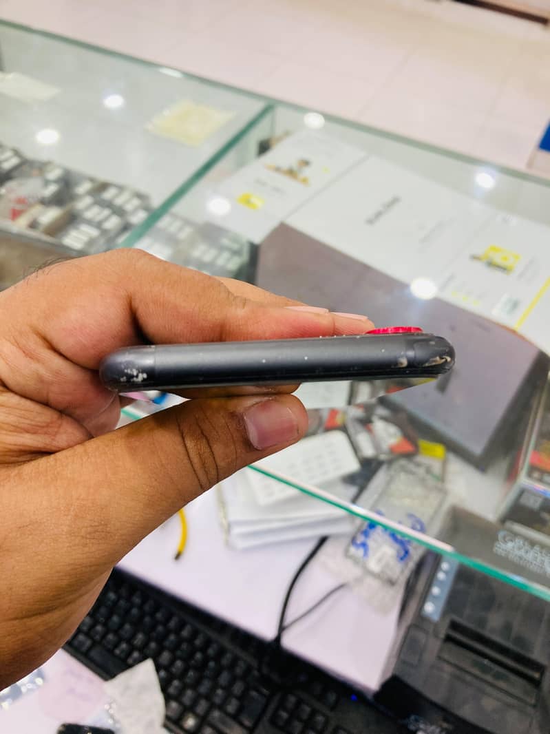 Apple iPhone 11 4