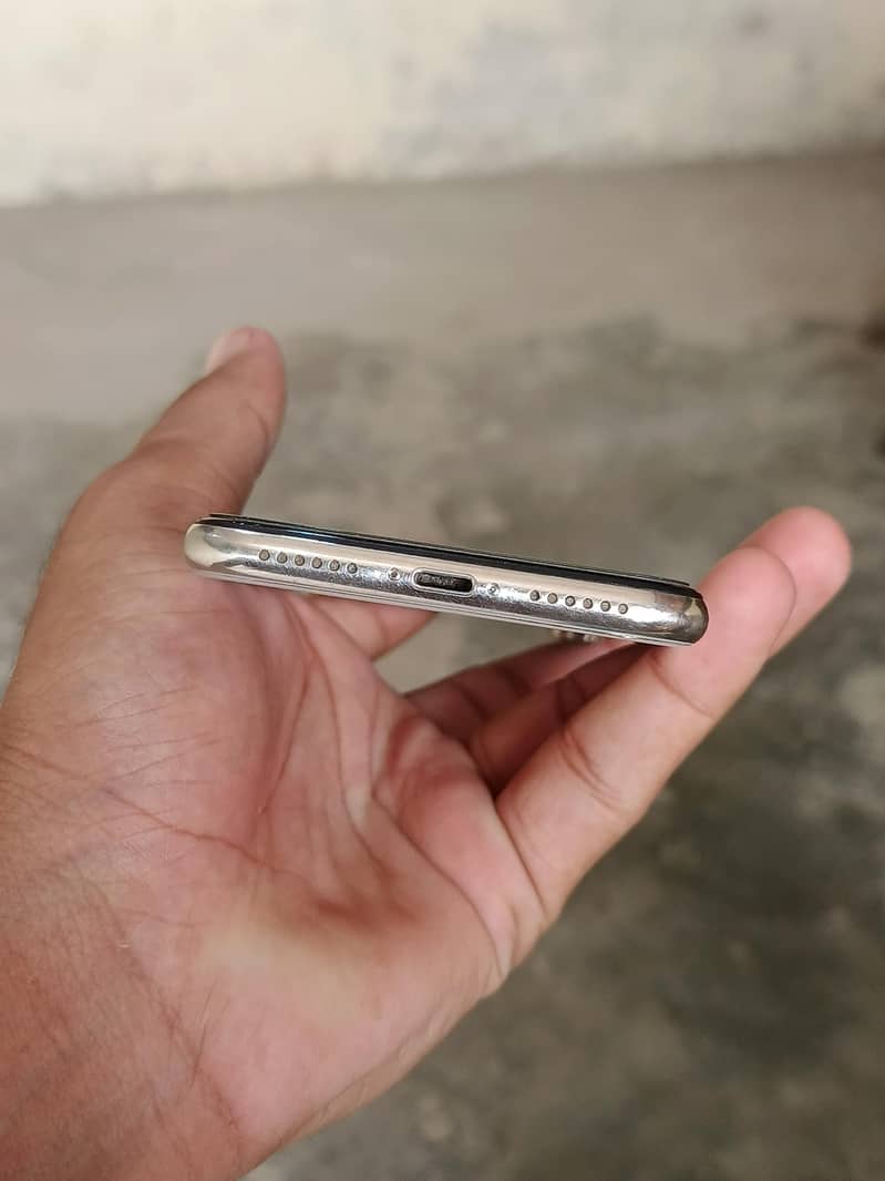 Apple iPhone X 4