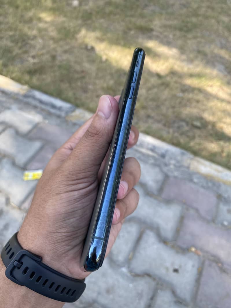 Apple iPhone 11 Pro Max 2