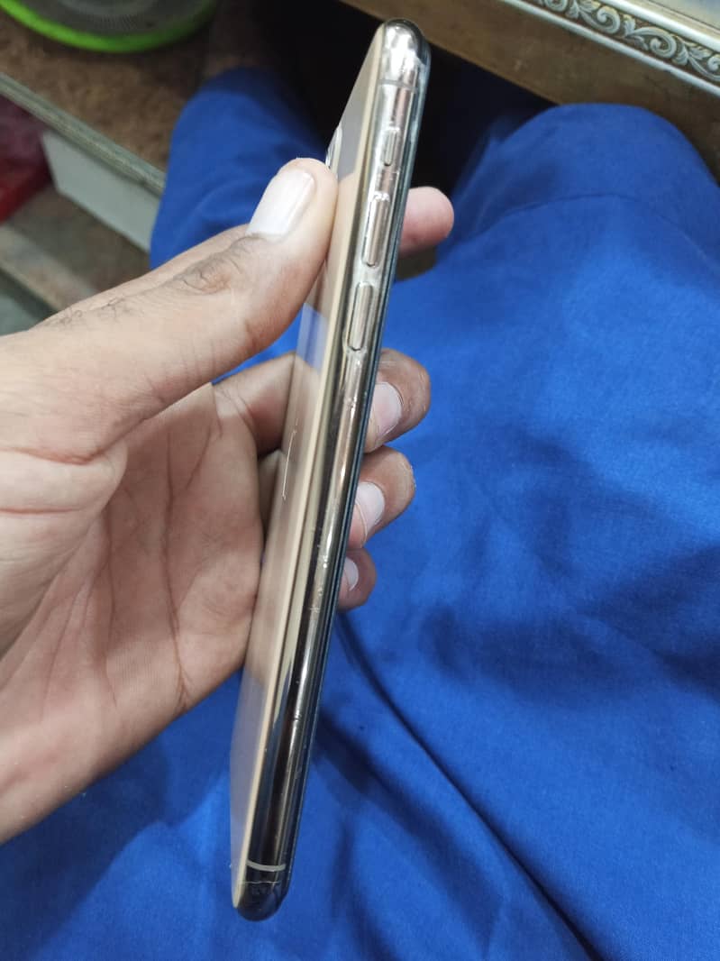 Apple iPhone 11 Pro Max 2