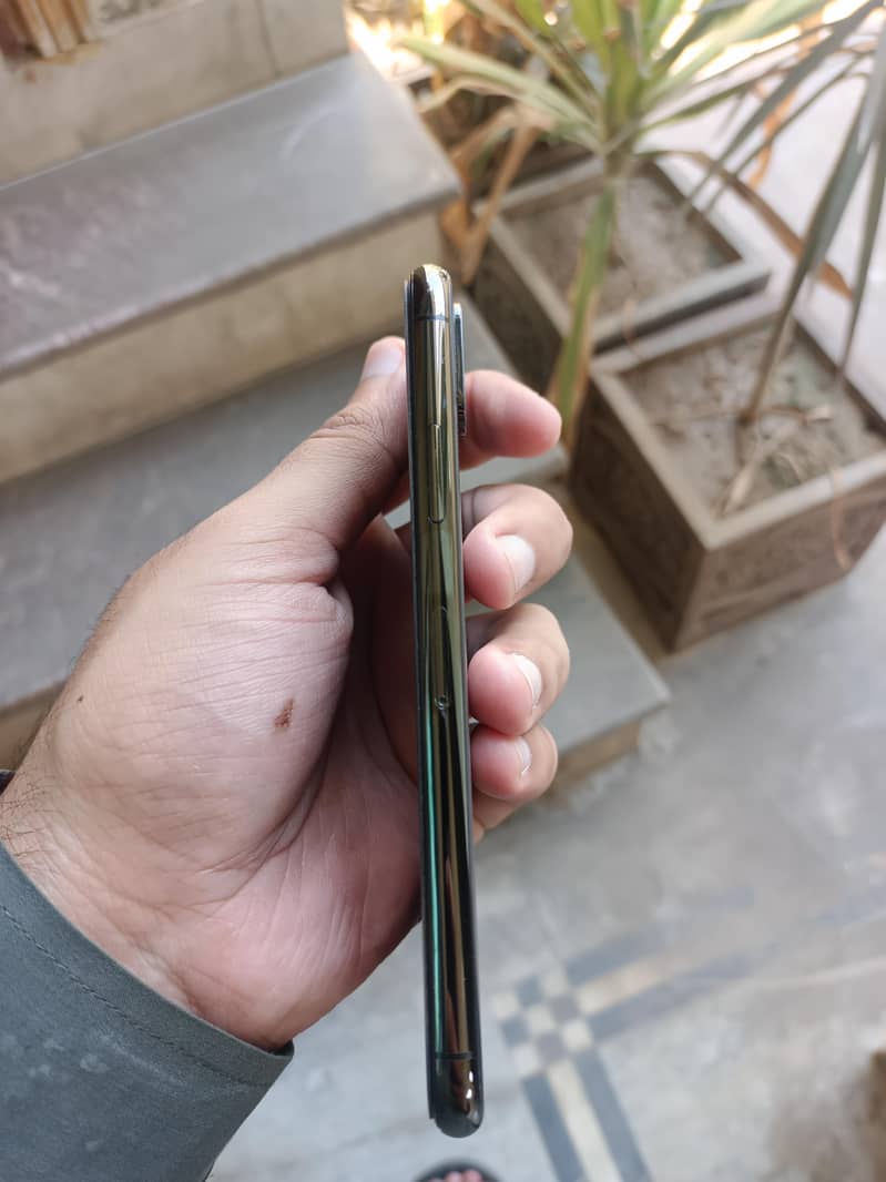 Apple iPhone XS 3