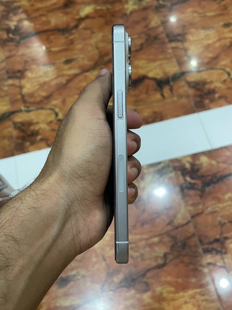 Apple iPhone 15 Pro Max 4