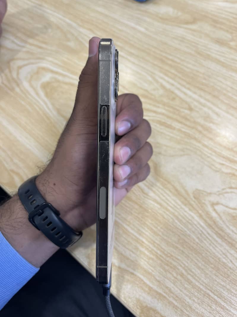 Apple iPhone 13 Pro Max 4