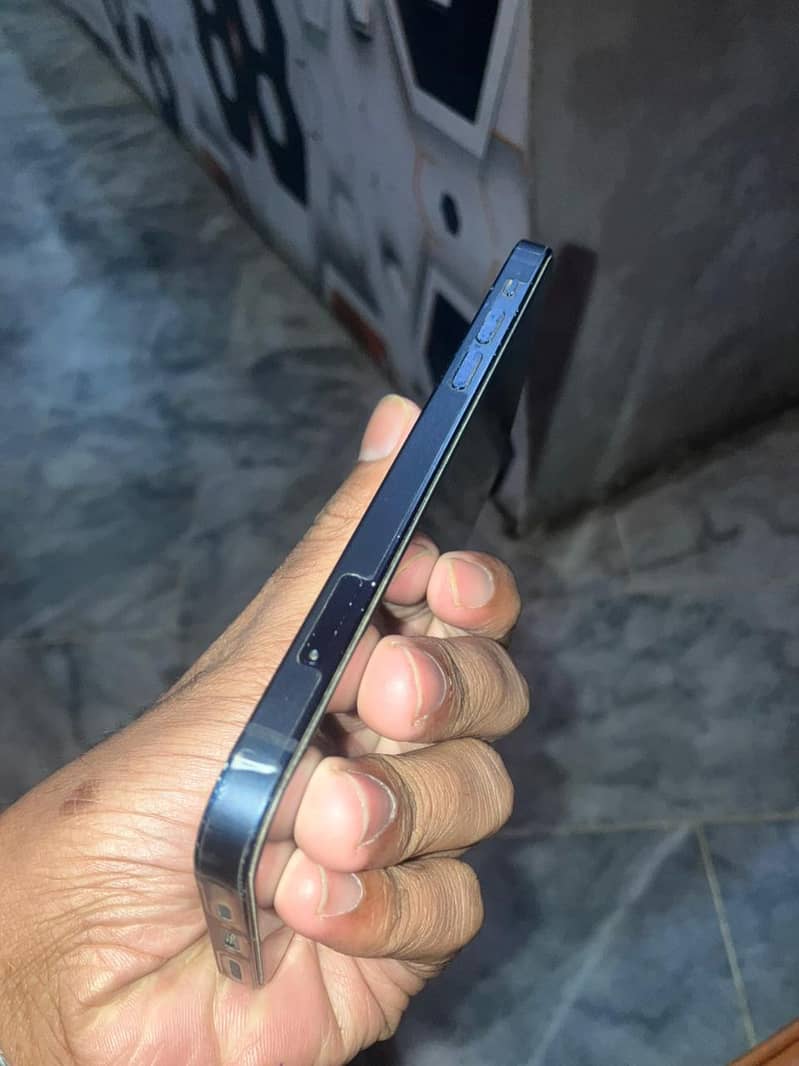 Apple iPhone 12 4