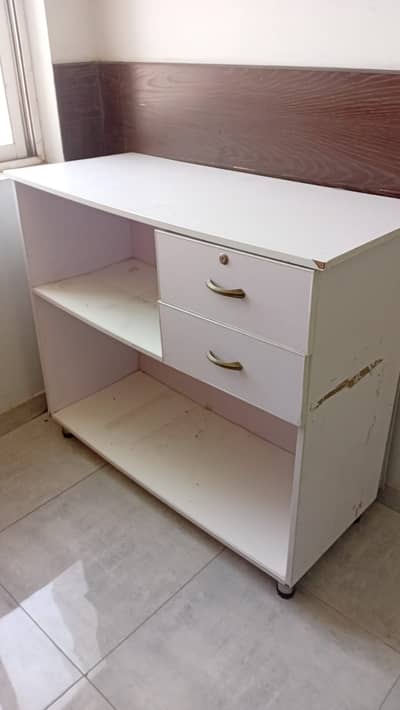 Front Corunter with storage racks & Dwaers