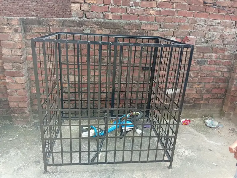 4x4 1 dog cage 1 hair brush 1 bowl and full set cage floor — photo 2