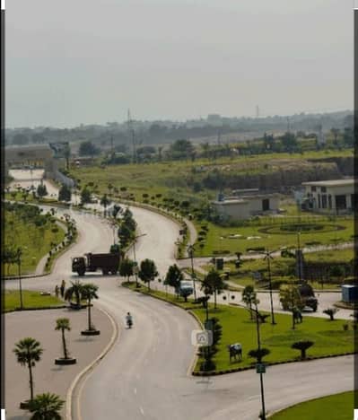 10 MARLA PLOT NEAREST TO PARK & READY FOR CONSTRUCTION AVAILABLE FOR SALE IN BAHRIA TOWN