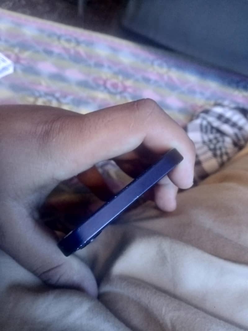 Apple iPhone 12 4