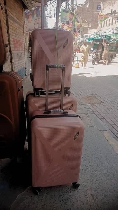 travelling bags in very good quality fresh