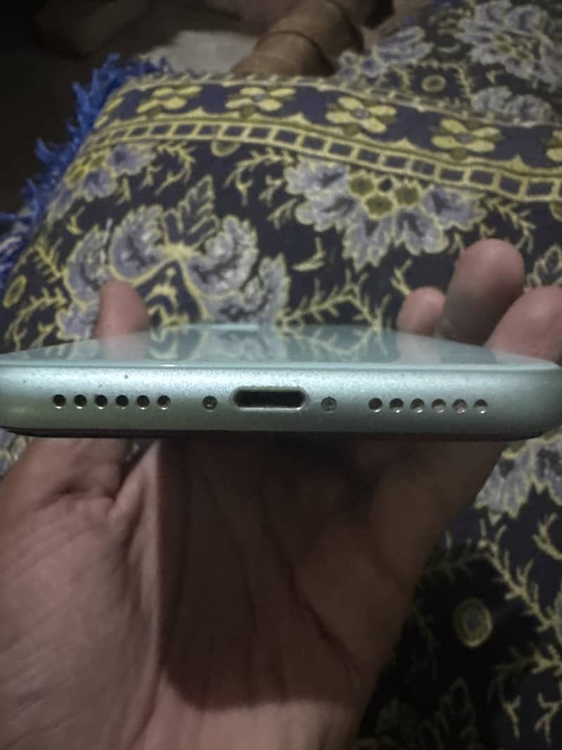 Apple iPhone 11 4