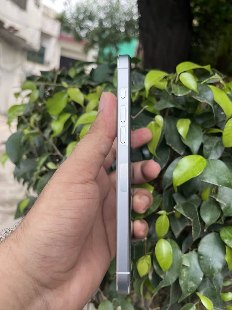 Apple iPhone 16 Pro Max 4