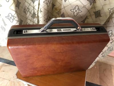 Urgent Sale Original  Samsonite briefcase Pristine condition.