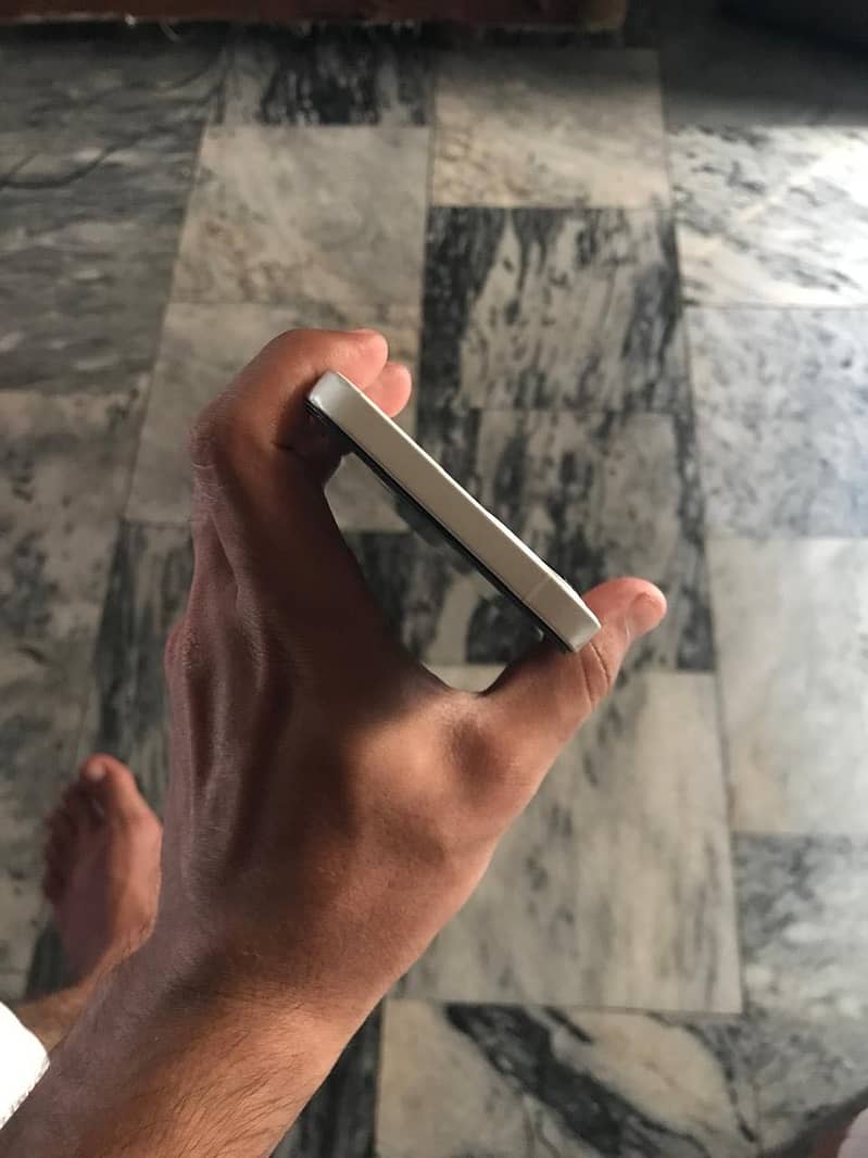 Apple iPhone 12 4