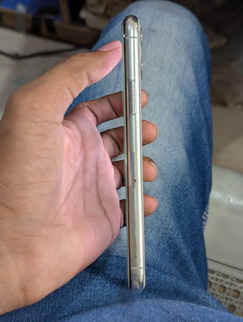 Apple iPhone 11 Pro 4