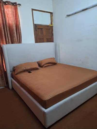 bed king size with side table and sattee