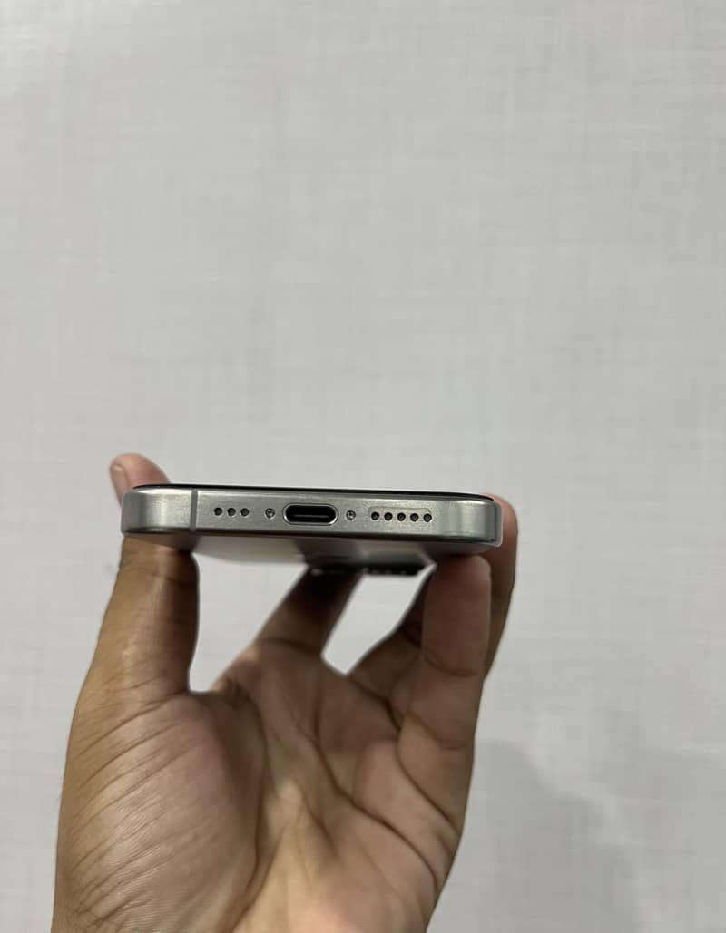 Apple iPhone 15 Pro 4
