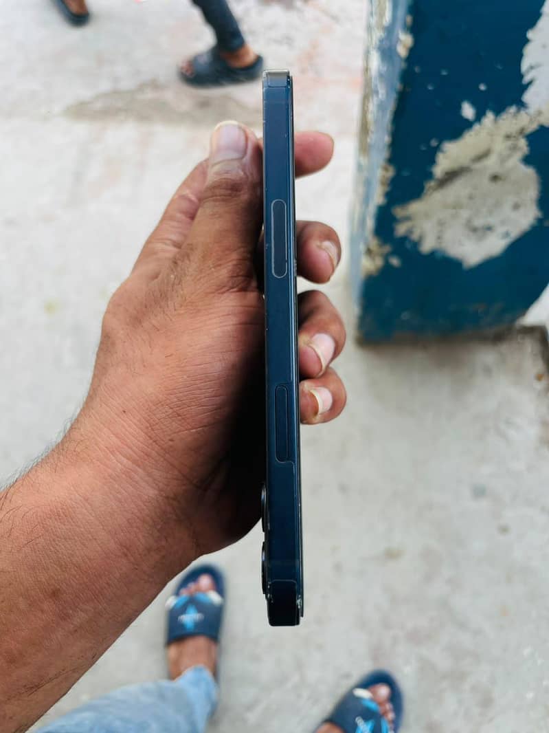 Apple iPhone 12 4