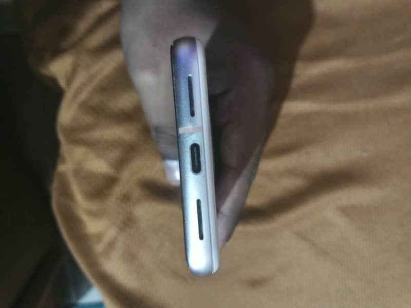 Google Pixel 8 4