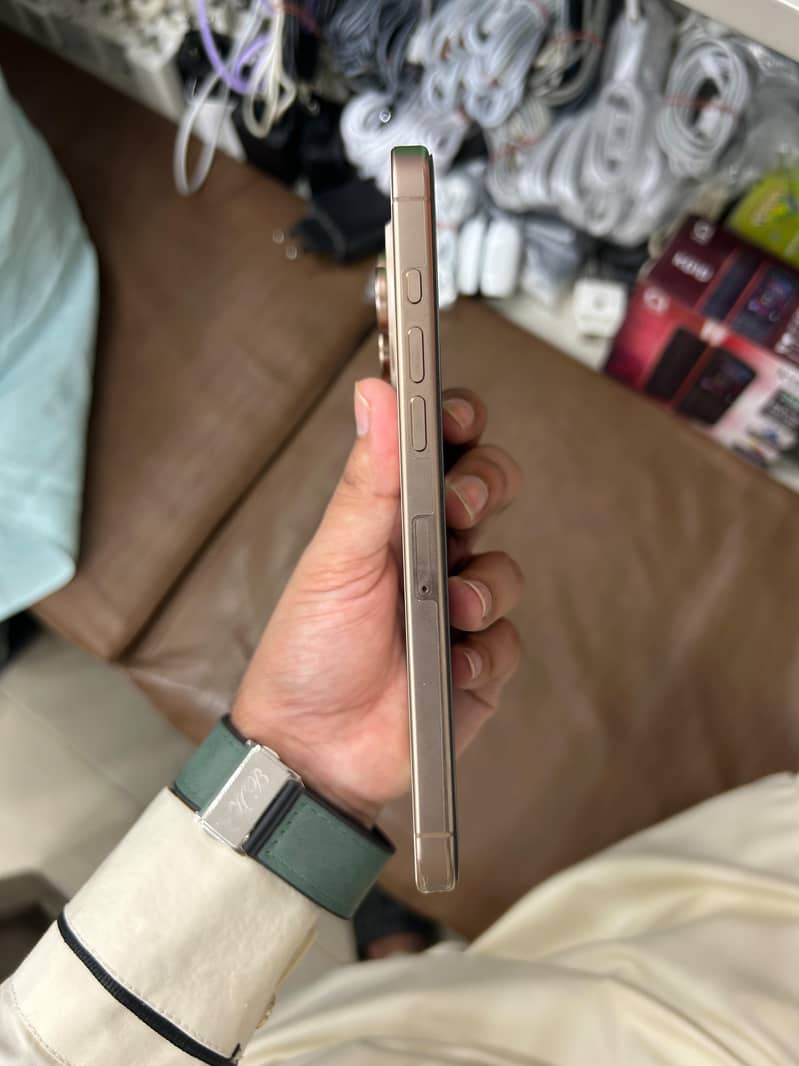 Apple iPhone 16 Pro Max 1