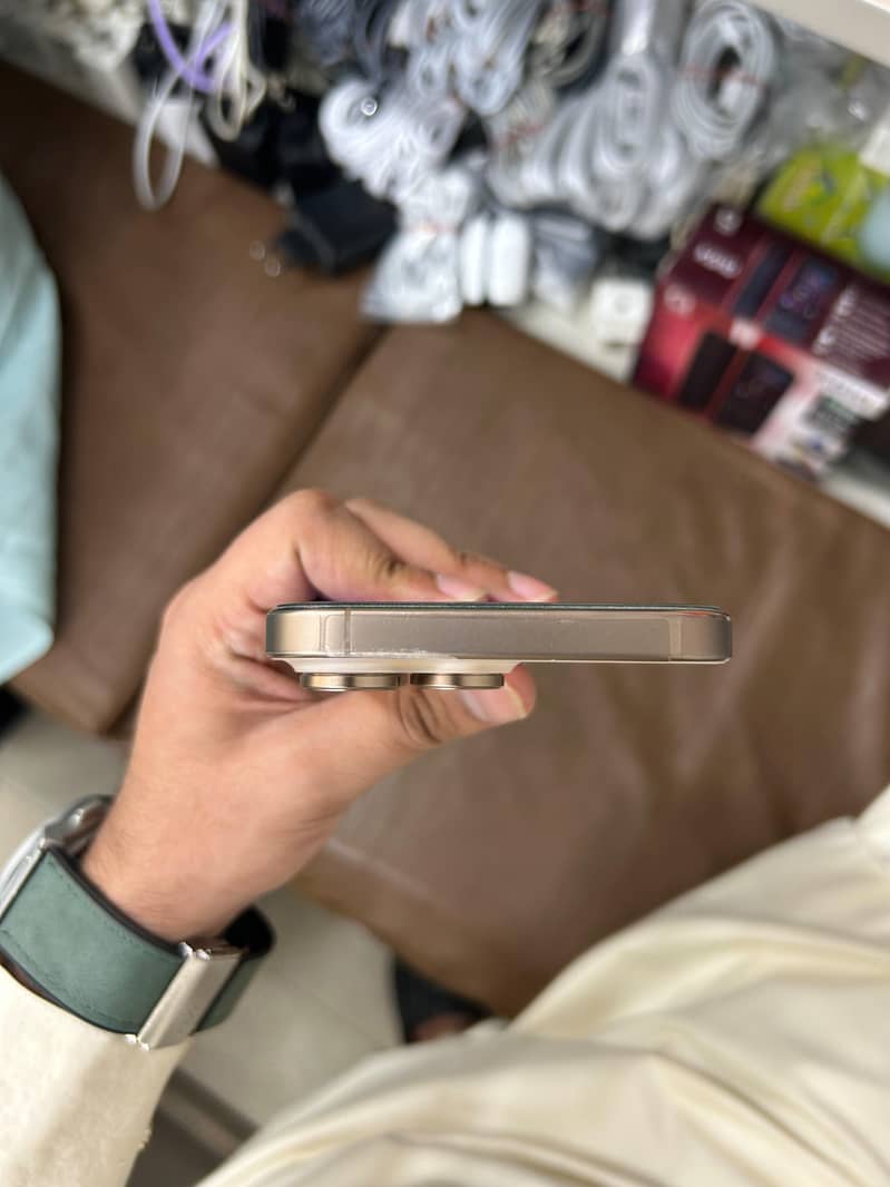 Apple iPhone 16 Pro Max 4