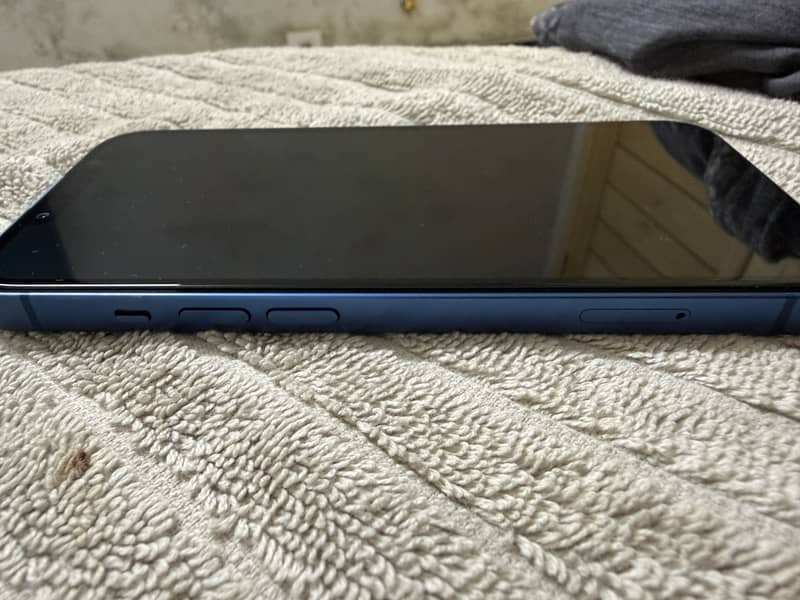 Apple iPhone 13 8