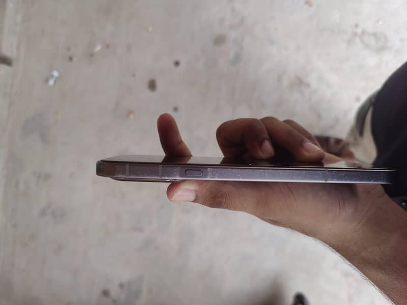 condition 8/10 small dot on screen side 1