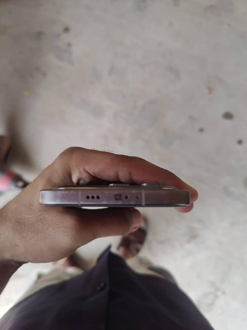 condition 8/10 small dot on screen side 2