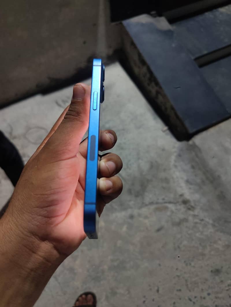 Apple iPhone 13 2