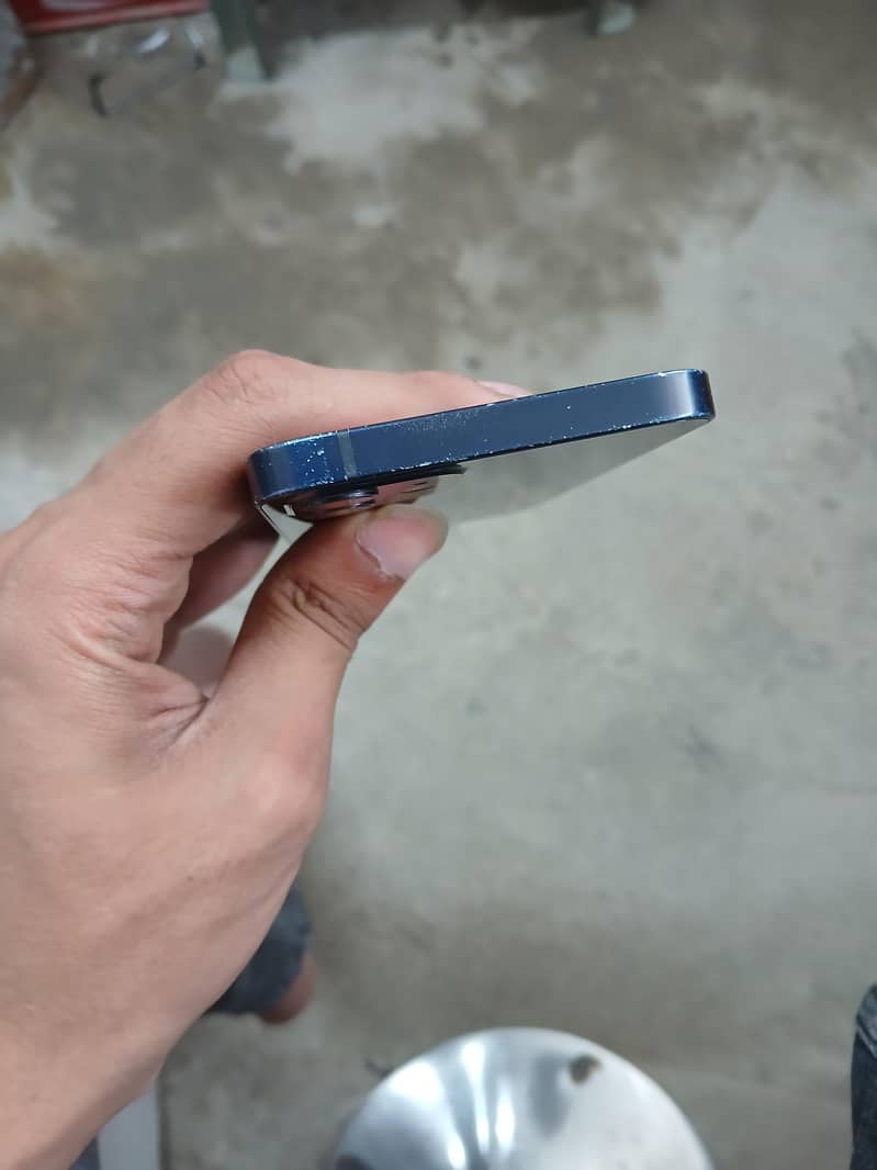 Apple iPhone 12 4