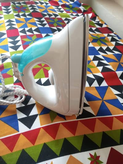 LG ED 101 Dry & Spray Iron