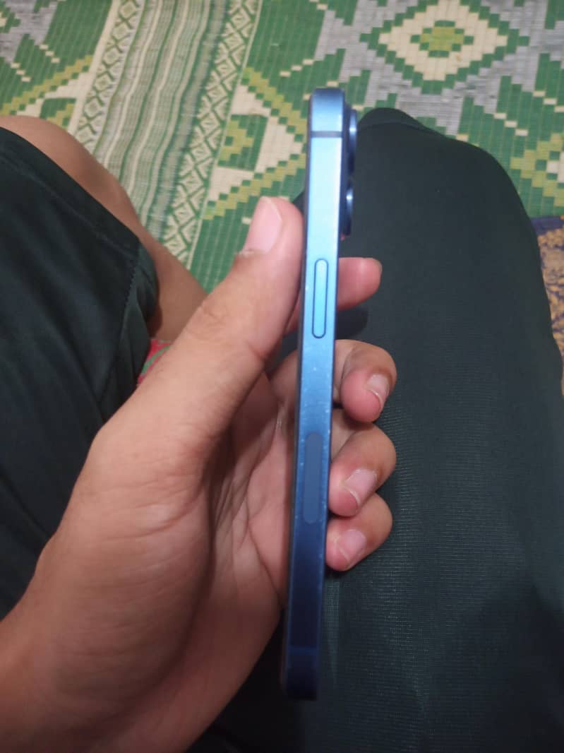 Apple iPhone 13 4