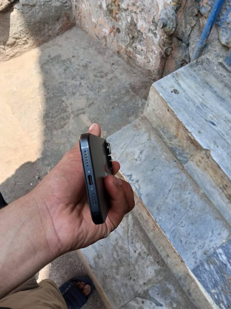 Apple iPhone 16 Pro Max 0