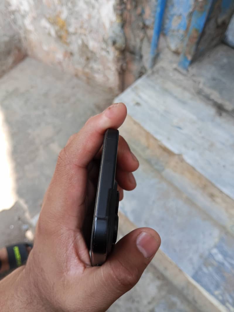 Apple iPhone 16 Pro Max 1