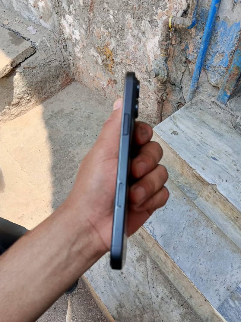Apple iPhone 16 Pro Max 2