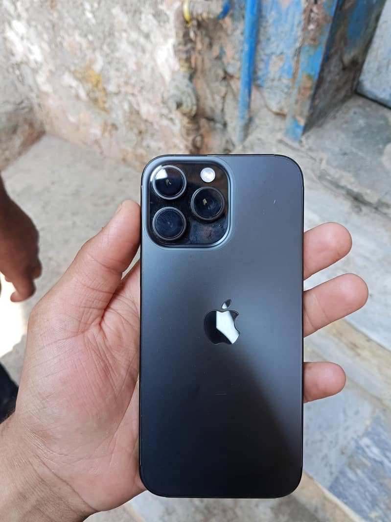 Apple iPhone 16 Pro Max 4