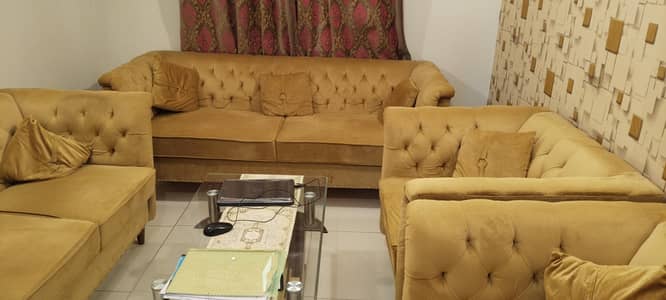Srylish Top Condition 7 Seater With Heavy Table