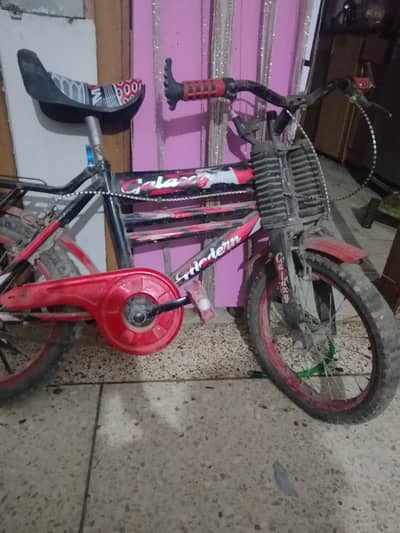 cycle hai ye Break b hai or piche seat b hai behtareen hai