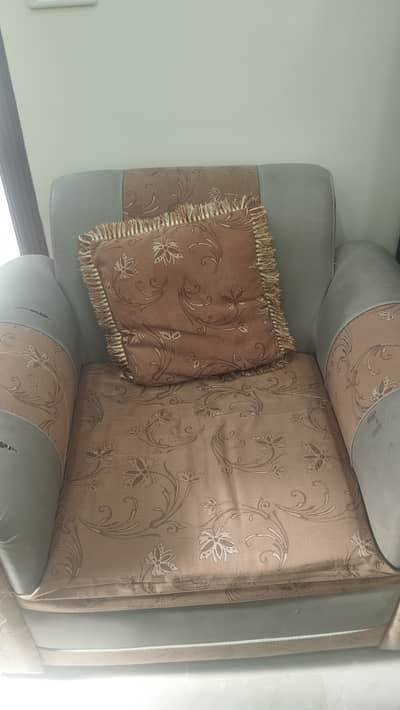 7 seater sofa with cushions available in good condition