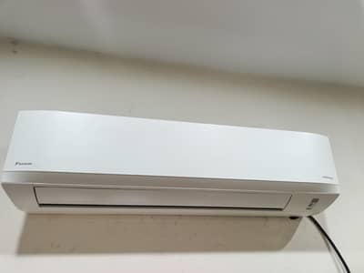 DC inverter Daikin 1.5 ton 1 year used