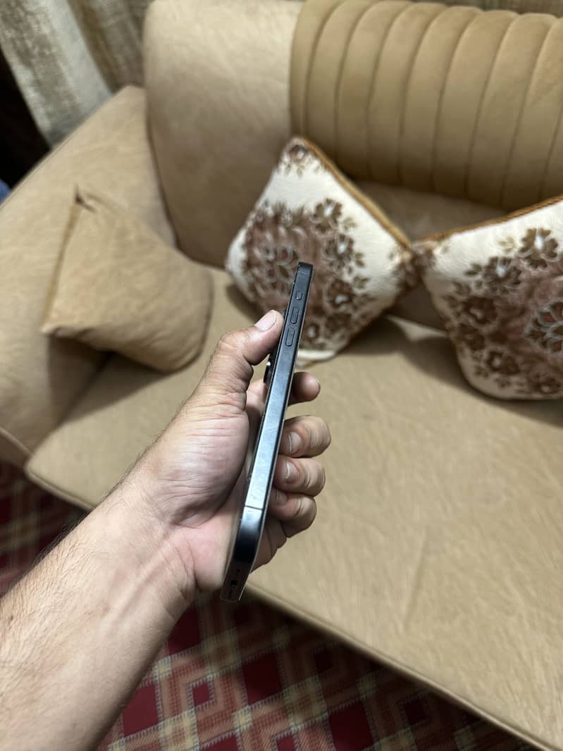 Apple iPhone 15 Pro Max 4