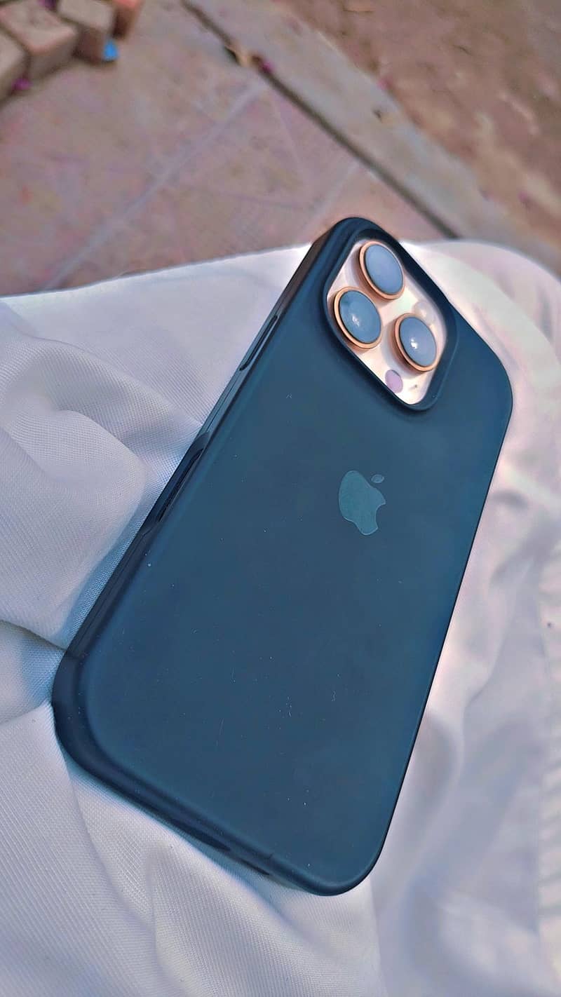 Apple iPhone 16 Pro 3