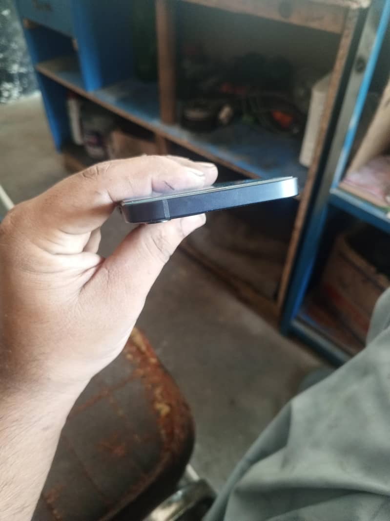 Apple iPhone 12 4